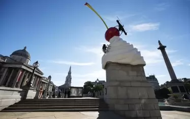 Паметник с черешка се издигна край генералите на лондонския Трафалгар