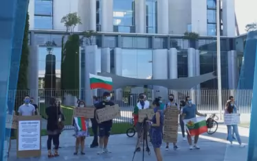 Българи протестираха пред канцлерството в Берлин