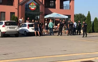 Привърженици на "Ботев" (Пд) чакат пред офисите на клуба Тервел Златев, за да не го допуснат да бъде представен като директор.