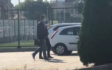 Тервел Златев пристига за представянето си като изпълнителен директор, без да подозира каква неприятна изненада го очаква.