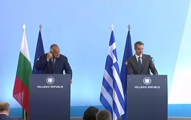  Момент от съвместната изява на Борисов и гръцкия му колега Константинос Мицотакис.