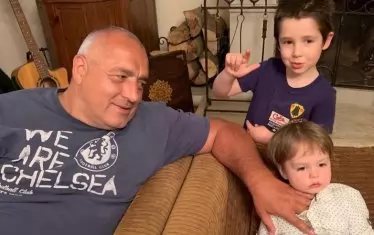  В разгара на политическата криза премиерът публикува снимка с внучетата си и обяви, че му предстоят сериозни решения. Това остави у много хора „усещане за оставка”, но не след дълго Борисов уточни, че друго държавно нещо имал наум и не му е до оставки. 