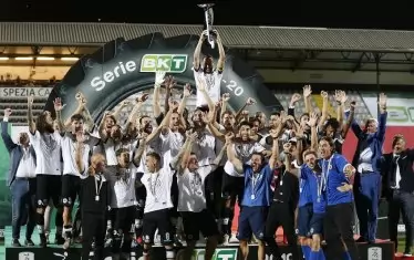 Футболистите на "Специя" ликуват, след като са си осигурили влизането в Серия А.