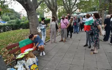 Контрапротестиращи на пл. "Възраждане" в София.