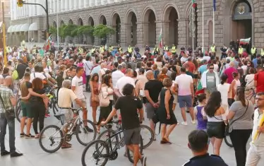 Ларгото: Ден 25 на протестите