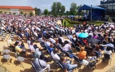 Борисов обясни, че съборът е кратък и че нарочно е бил насрочен за 12 ч., за да може хората да присъстват в обедната почивка, а не да бягат от работа.  Мнозинството делегати всъщност пристигнаха от провинцията...