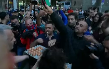  А що се отнася до онзи благодетел на протеста, за когото се намеква, че изпраща товарни композиции с яйца откъм  Персийския залив, на него те няма да му трябват. Той, както подразбираме, ще цели властта с ритони...