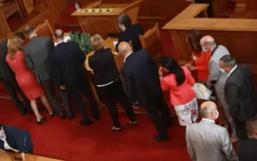  Депутати се редят на опашка, за да декларират, че са в зала. Електронната система вече е демонтирана и трябва да бъде сложена в новата зала в бившия Партиен дом. 