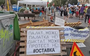 Ден 41: Протестиращите замеряха с яйца и домати МВР