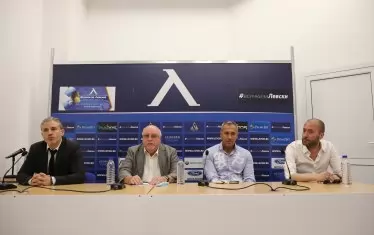 Изпълнителният директор на "Левски" и председател на УС Павел Колев (вляво) представи трима от останалите четирима членове - Константин Баждеков, Илия Христов и Ивайло "Нойзи" Цветков (вдясно). Липсваше само Минко Герджиков.