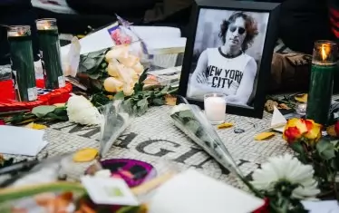 Феновете на Джон Ленън в Ню Йорк всяка година го почитат на 8 декември - датата, на която бившият "бийтълс" бе застрелян от Марк Чапман.