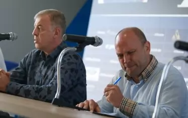 Папазов отново бе в познатия си емоционален вихър по време на пресконференцията.