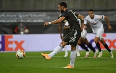 Португалецът Бруно Фернандеш открива от дузпа за "Манчестър Юн" в 1/2-финала в Кьолн.