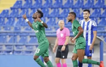 Мавис Чибота (вляво) се радва, че е отбелязал второто попадение за "Лудогорец" в мача в Подгорица.