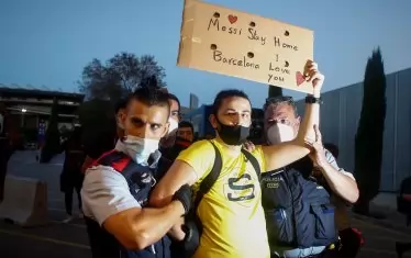 Един от по-разгорещените фенове на Меси дори беше арестуван при опита си да се добере до заседанието на Борда на директорите на "Барселона".