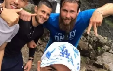 Селфи по време на разходка в планината със съотборника си в "Левски" Станислав Иванов (вляво) и баскетболния национал от "Левски ЛУКойл" Чавдар Костов (вдясно).