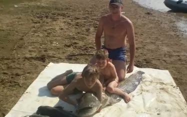 От дете Мартин (на преден план) е запленен от риболова - хоби, което и до днес обича да практикува с баща си.