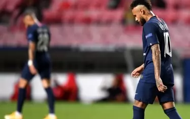 Унилият Неймар се прибира към съблекалнята на ПСЖ след загубата.