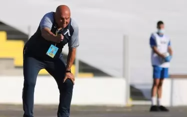 Треньорът на "Левски" Георги Тодоров се мъчи с някакви указания да вдъхне повече мисъл в играта на тима си.