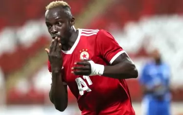 Али Соу се радва на победния гол пред празните трибуни на "Българска армия".