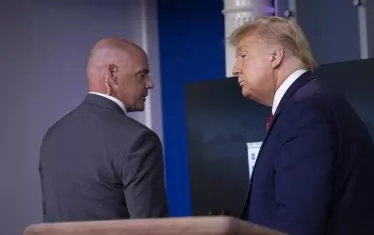 Доналд Тръмп се оглежда тревожно, докато служител на "Сикрет сървис" го извежда от пресконференцията. По-късно президентът се завърна в добро настроение и похвали службите.