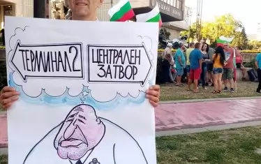 Кадър от протестите пред общината във Варна.