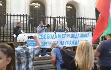 За себе си в исковата молба БОЕЦ пише, че е сдружение, набрало популярност в годините с дейността си срещу непрозрачното функциониране на политическата и съдебна система в страната и срещу корупцията по високите етажи в управлението. "Особен интерес проявяваме към дейността на съдебната ни система, на главния прокурор и на Висшия съдебен съвет, които считаме, че не са независими", пише още БОЕЦ.