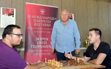 Вячеслав Тиличеев (вляво) и Радослав Димитров (вдясно) са готови да започнат решаващата битка в Тетевен.