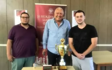 Главният организатор Васил Антонов с двамата претенденти за титлата преди началото на тайбрека.