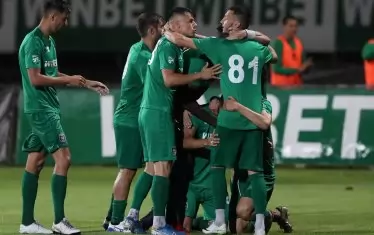 Футболистите на "Ботев" (Вр) са се скупчили да се поздравят след третия гол срещу "Лудогорец", вкаран от Петър Атанасов.