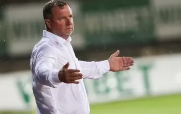 Треньорът на "Лудогорец" се ядосва безпомощно под дъжда, гледайки слабата игра на тима си.