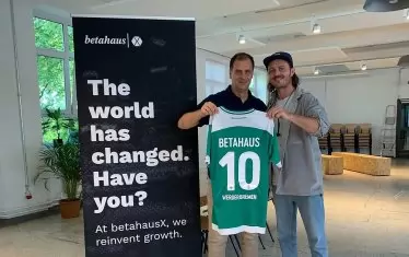 Изп. директор на "Вердер" Клаус Филбри (вляво) и основателят на BetahausX Максимилиан фон дер Ае се радват на глобалния интерес към бизнес инкубатора на бременския футболен клуб.