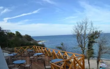 Ресторантчето е разположено над пясъчната ивица и морето, а терасата му предоставя великолепна гледка.