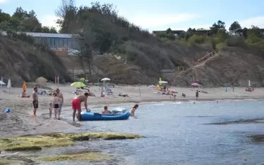 Плажът е удоволствие за малки и големи.