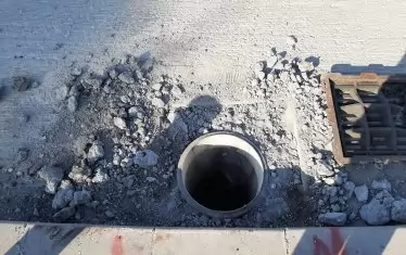 Пропаднали шахти са причинили повреда на асфалта. Не е ясно защо изпълнителят и Столична община не са взели мерки при миналогодишния ремонт.