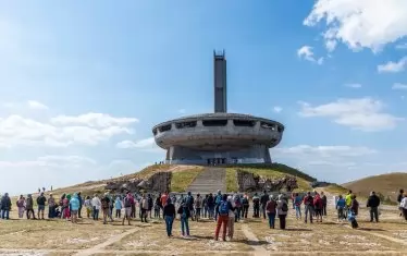 Пърформънсът "Нонумент" е под формата на пиеса за слушане и се изиграва от публиката по време на разходка около чинията.