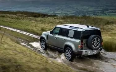  Land Rover Defender P400e