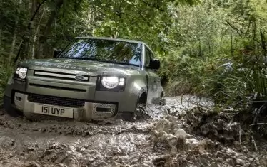   Land Rover Defender P400e