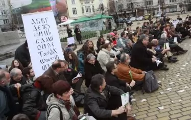 При протестите срещу Пламен Орешарски студенти окупираха Софийския университет, а преподавателите им поседнаха на жълтите павета от солидарност с тях. Сега обаче е тихо откъм академичните среди.