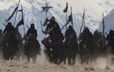 Няма дракони, щурци и некадърни бойци: този "Мулан" не е романтично-музикална комедия, а зрелищен екшън с пропагандна закваска.