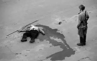 Кадър от филма "Скъпи другари", посветен на клането в Новочеркаск през 1962 г., когато мирна демонстрация на работници е удавена в кръв.