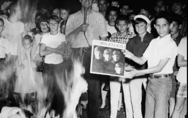  Август 1966 г. - американски християни горят плочи на „Бийтълс“ в южните щати. 