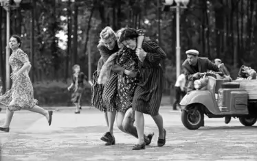  Кадър от „Скъпи, другари“ на Андрей Кончаловски. 