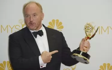 Луис Си Кей с „Еми“ за най-добър сценарий на комедиен сериал през 2014 г. - няколко години преди да бъде низвергнат.