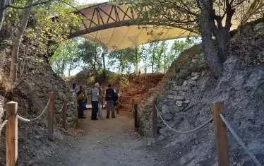 Някои по-крехки структури в Троя, като най-старите градски зидове, са защитени с покривни конструкции.