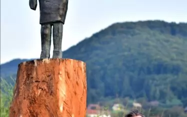  Статуята и двамата ѝ автори. 