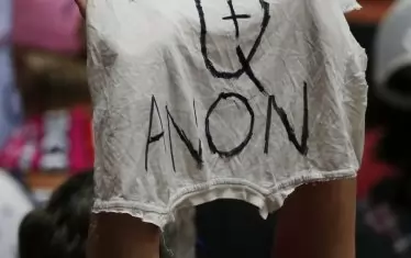 А в САЩ популярността на QAnon конспирацията расте главоломно.