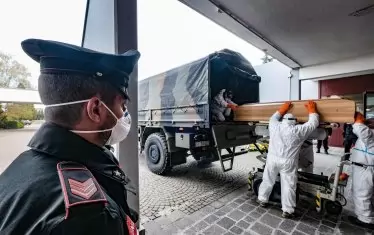 Военните камиони, отнасящи ковчезите с трупове от Бергамо шокираха света през март.