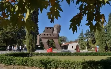 Входът в дървения кон пред Троя е безплатен. 