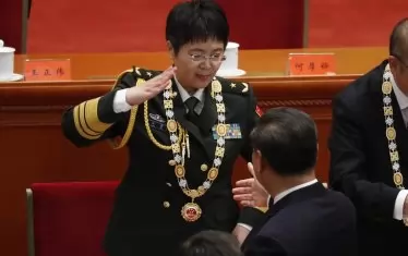 Чен Вей, учен и генерал от Китайската народна армия, бе поздравен от китайския президент за напредъка в разработването на ваксина срещу коронавируса. Мнозина се съмняват, че изследванията са били подпомогнати от китайските разузнавачи и хакери